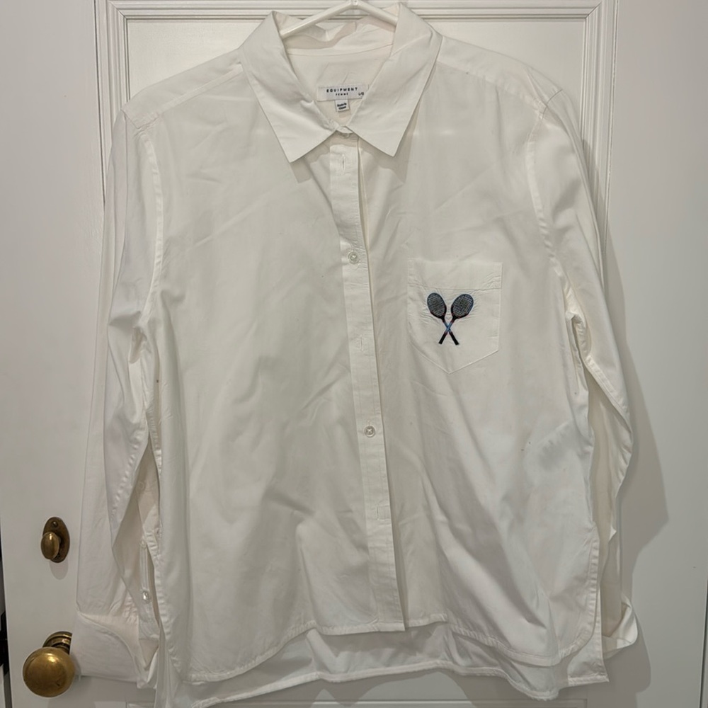 Barely worn Equipment Femme large Oxford with tennis racket embroidery on pocket